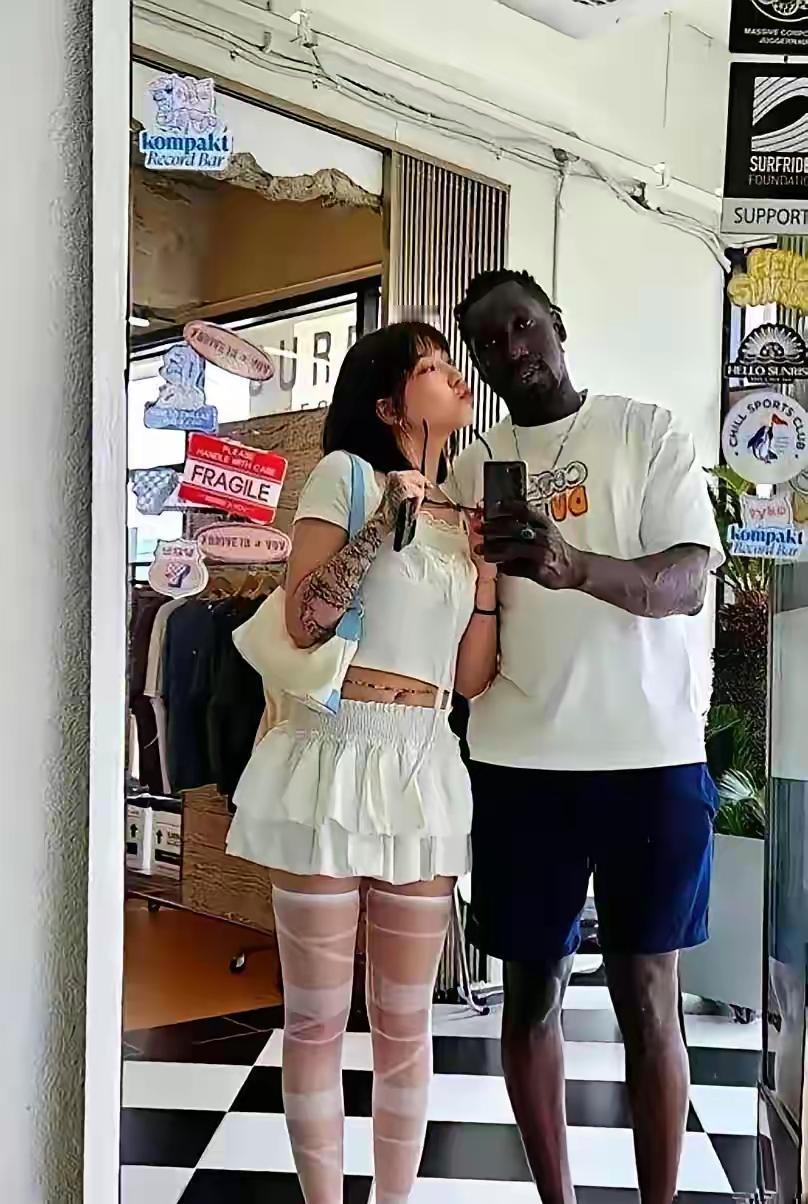 浙大一女生，带了黑人男友回家。父母气愤。女生说，她和男友已经同居半年了，男友人