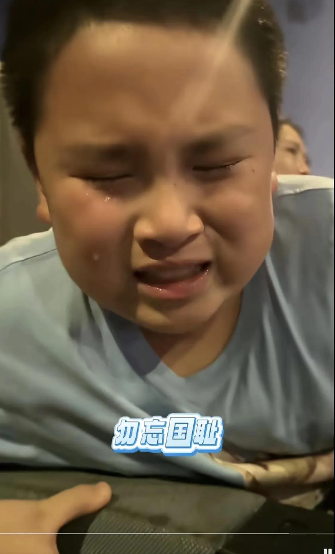 抖音上刷到很多家长带孩子去看南京照相馆，这些孩子的年龄最小4岁，他们痛哭流涕的样