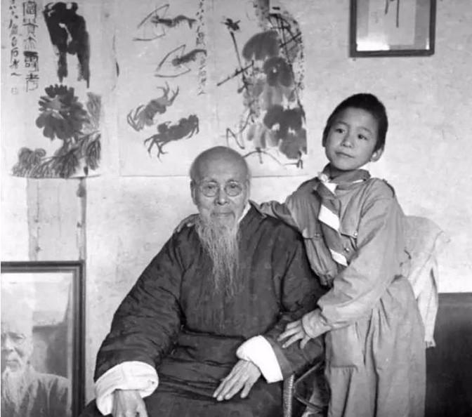 1956年，一名北大退休教师花80块钱，请一位93岁的老人画了张画，送给父亲贺寿