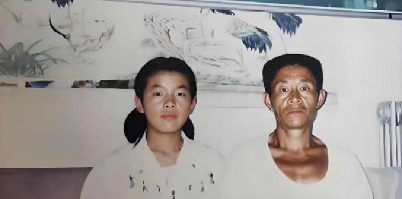 1989年，山东一位67岁的老太太在道边捡到一个女娃。她31岁、还没成家的儿子捅