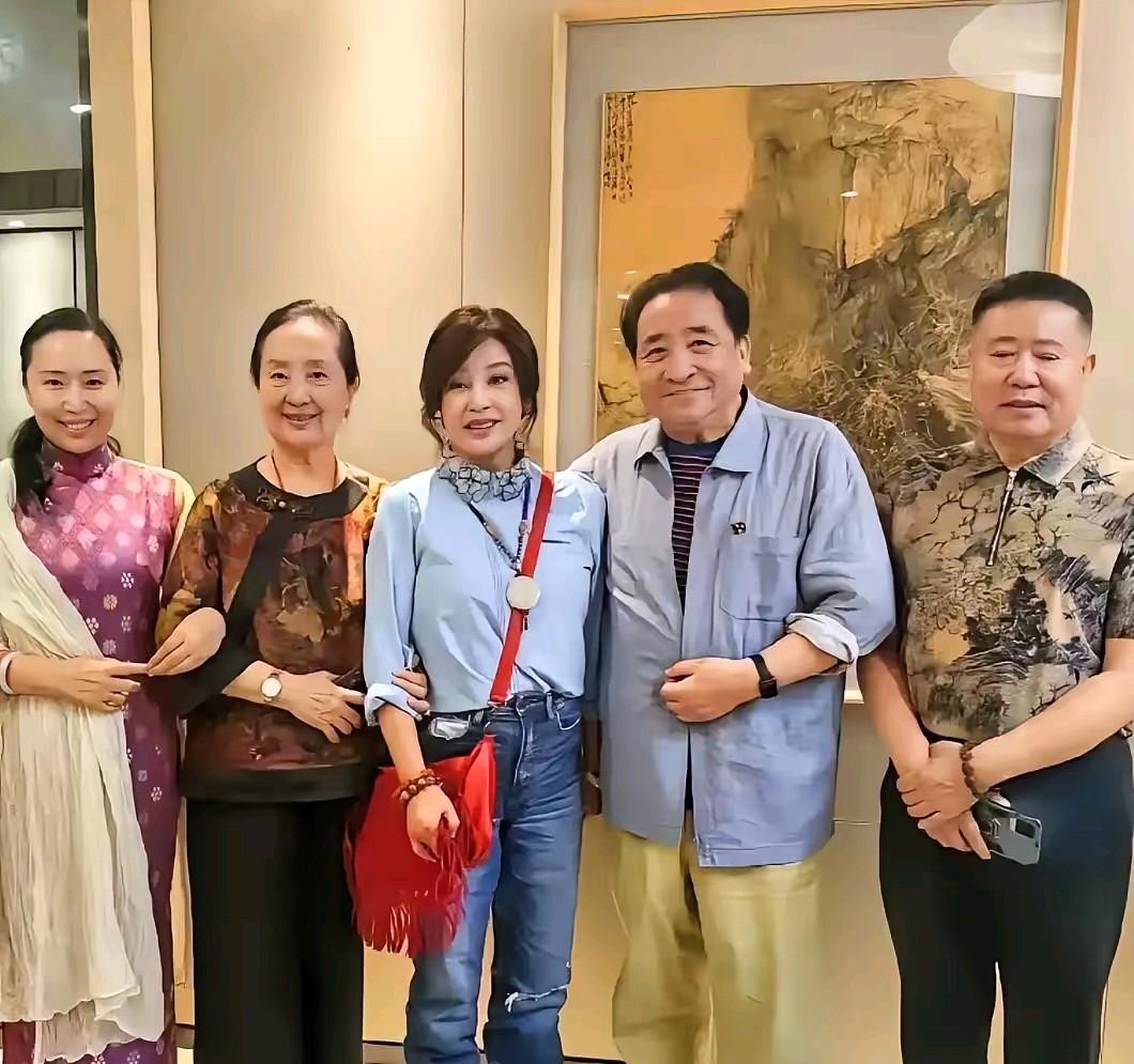 这五位老戏骨只认出了张金玲，刘晓庆，姜昆，左边的女演员，和右边的男演员不认识。你