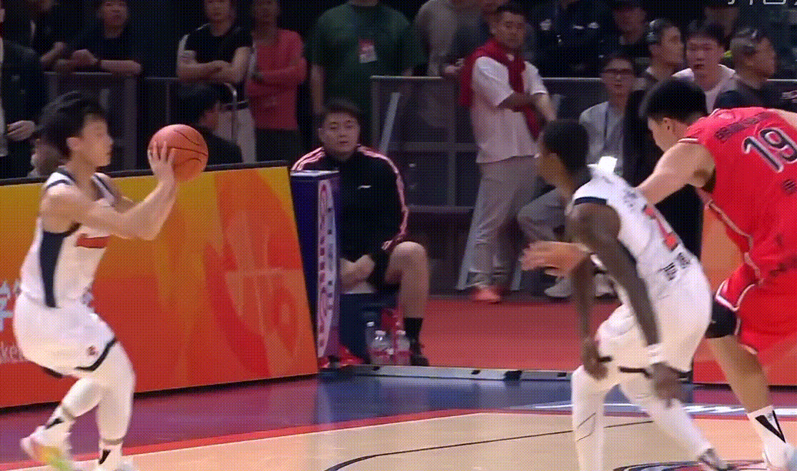 徐杰带队掀起反击，广东队领先两位数了，稳住！投进三分后杰哥全新庆祝动作手势啊龙狮