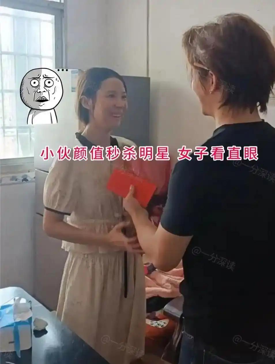 姑娘第一次见到小伙子的时候，眼睛一下子就看直了。小伙子长相出挑，时髦的发色