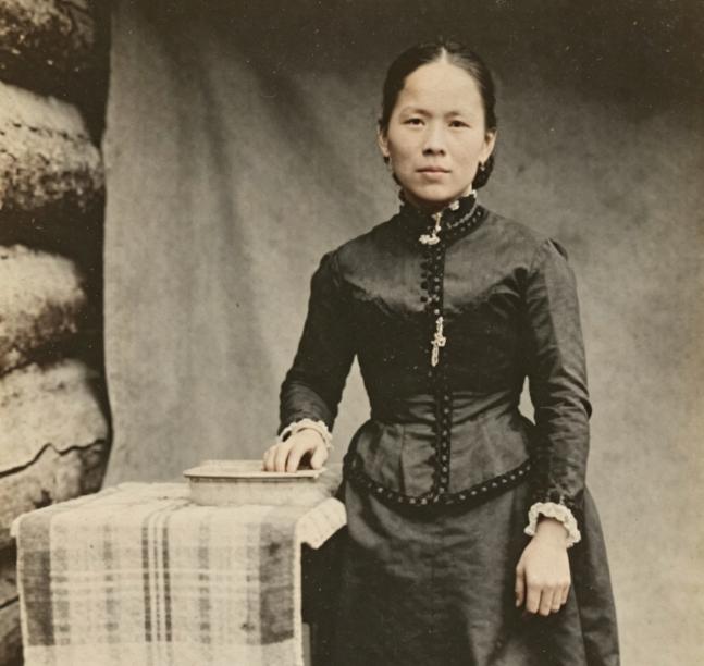 1923年夏天，爱达荷州格兰治镇出了件稀罕事。 一位身材矮小的中国老太太，骑