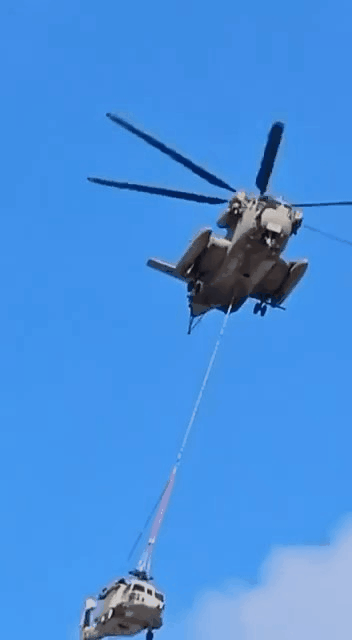 🇮🇱据以色列军方新闻处报道，一架以色列空军直升机在空中运送人员时，因缆绳断裂