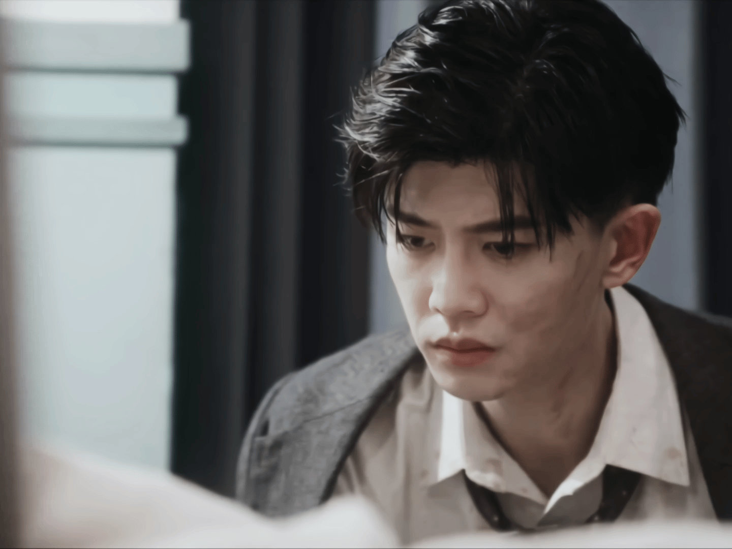 今晚剧情杀疯了！何贤一出场就被老冤家连环暴击，攒了半辈子的米哗啦啦全拿去给