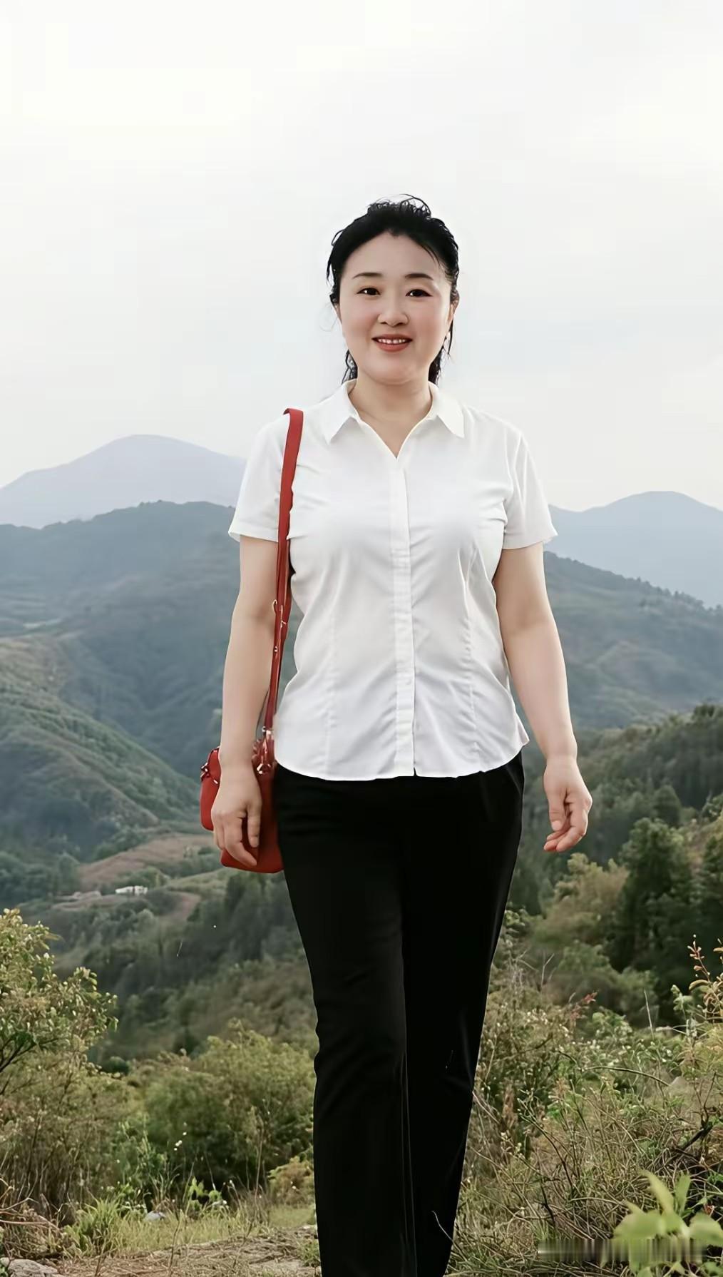 七言·山间闲步叠嶂层峦入望悠，晴光漫染翠山头。素衫素雅凝清韵，朱袋轻