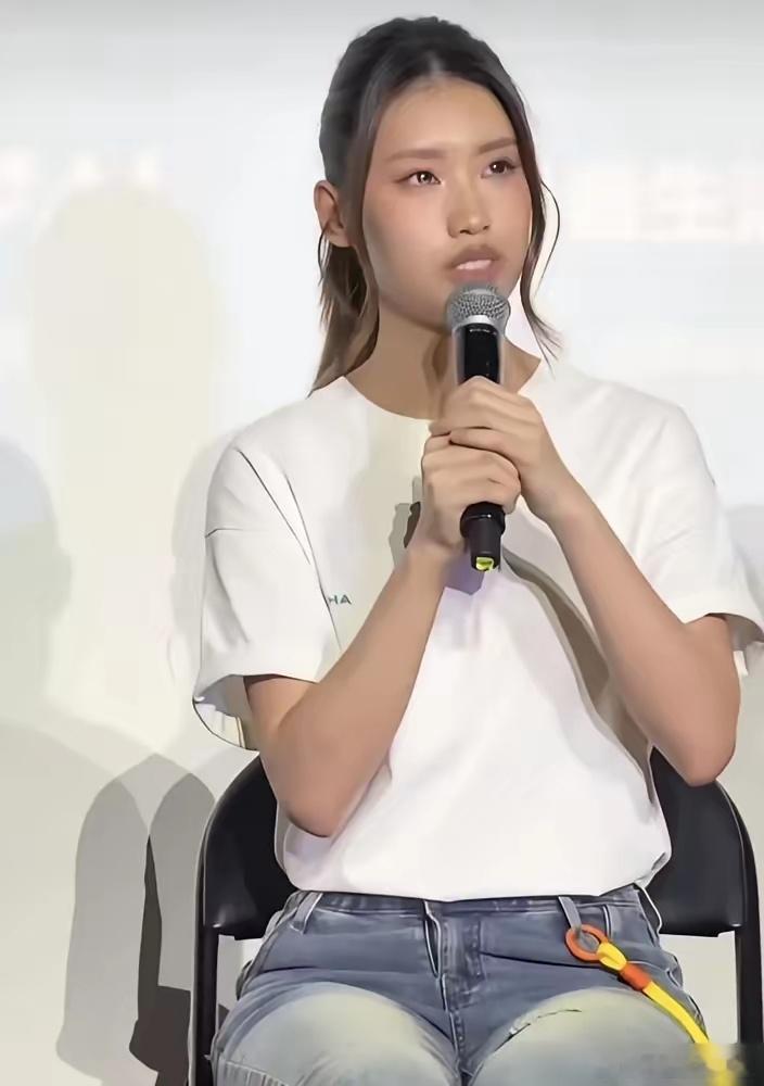 《抓特务》扑得悄无声息，冯小刚转头就坐上了长春电影节评委会主席的位子。昨天组委会