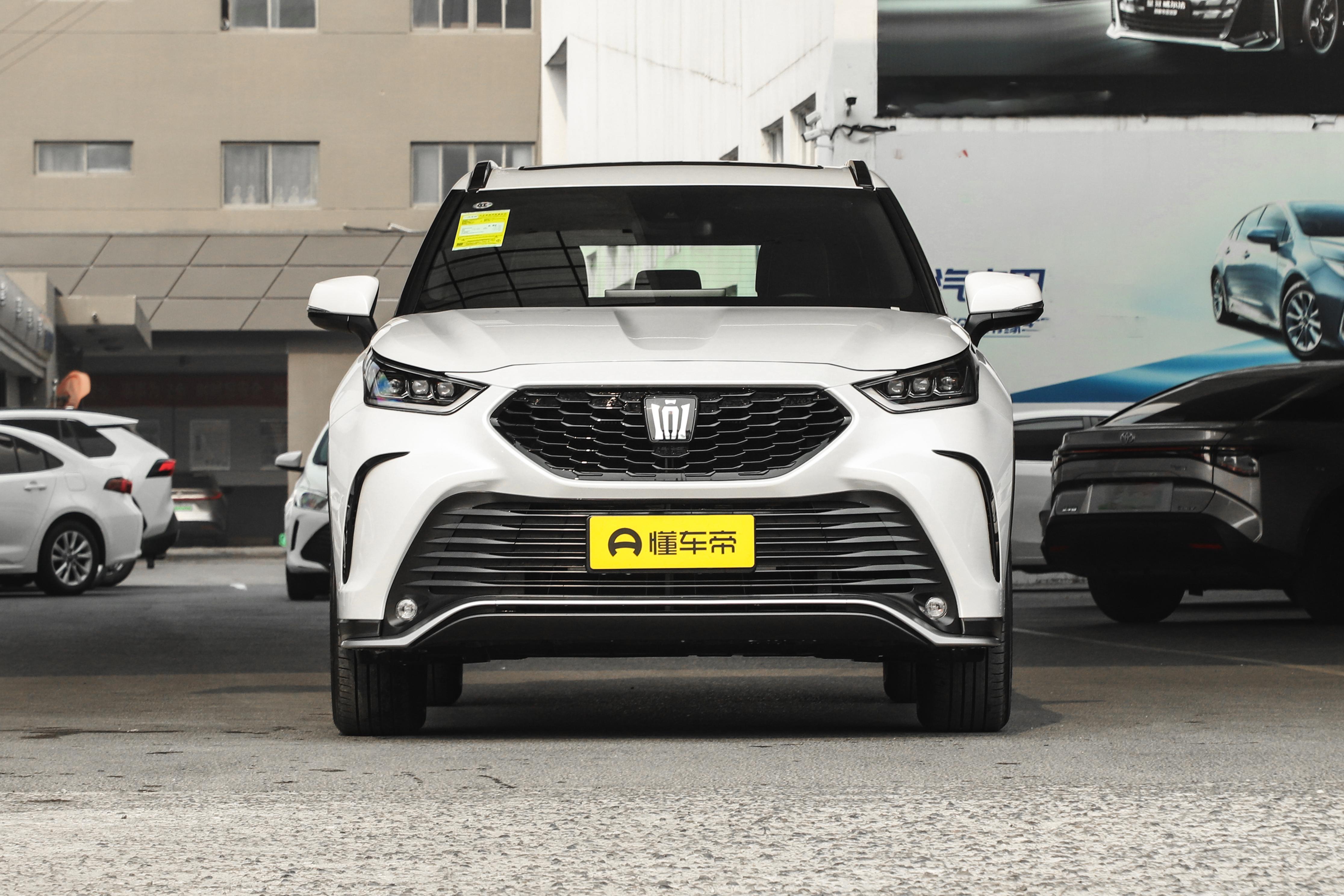 陆放和汉兰达底子一样，但前脸不一样，陆放那个蜂窝中网看着更运动。皇冠标比丰田标有