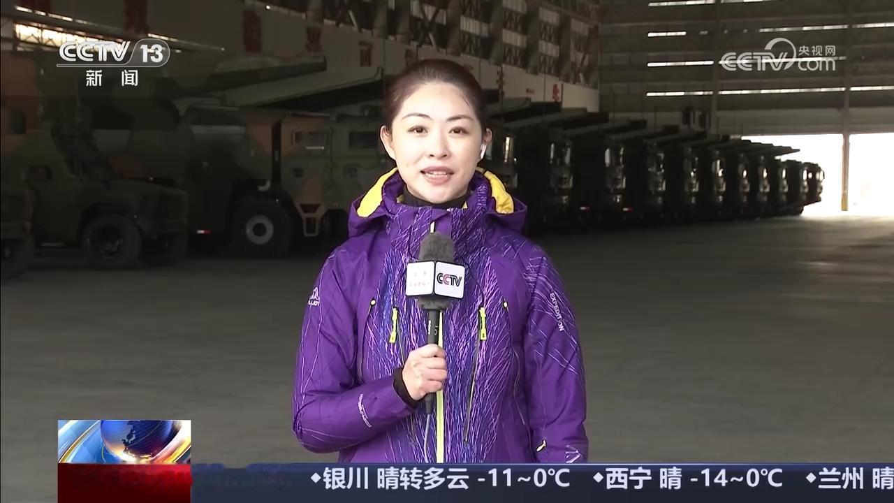 央视官媒公开报道东风十七导弹部队，一长串东十七的发射运输车一字排开，足足有十四辆