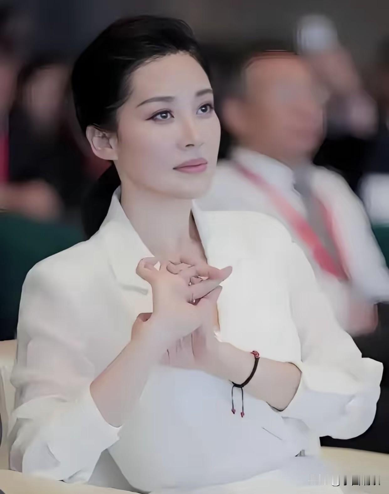 老铁们，别只顾看美女的长相，谁懂得这个手势的含义？