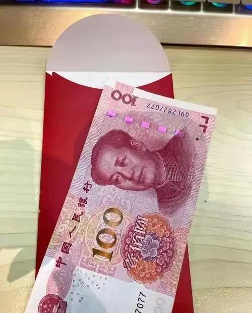 今年家族里面添了两位宝宝，是婶婶生的孩子。这样说来，我也要准备两份红包了。按