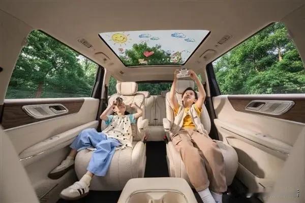 最近侄女婿公司搬家了越搬越远，侄女婿卖掉了燃油车，换成了新能源车，他跟我们说：