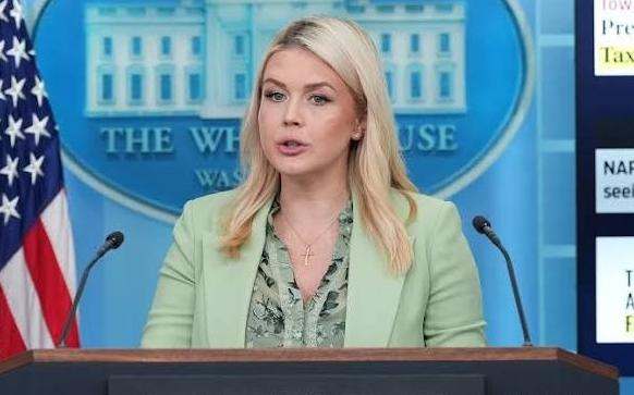 白宫名场面翻车！离谱言论震惊全网，一句“幽默感”遮羞太可笑今天凌晨的白宫