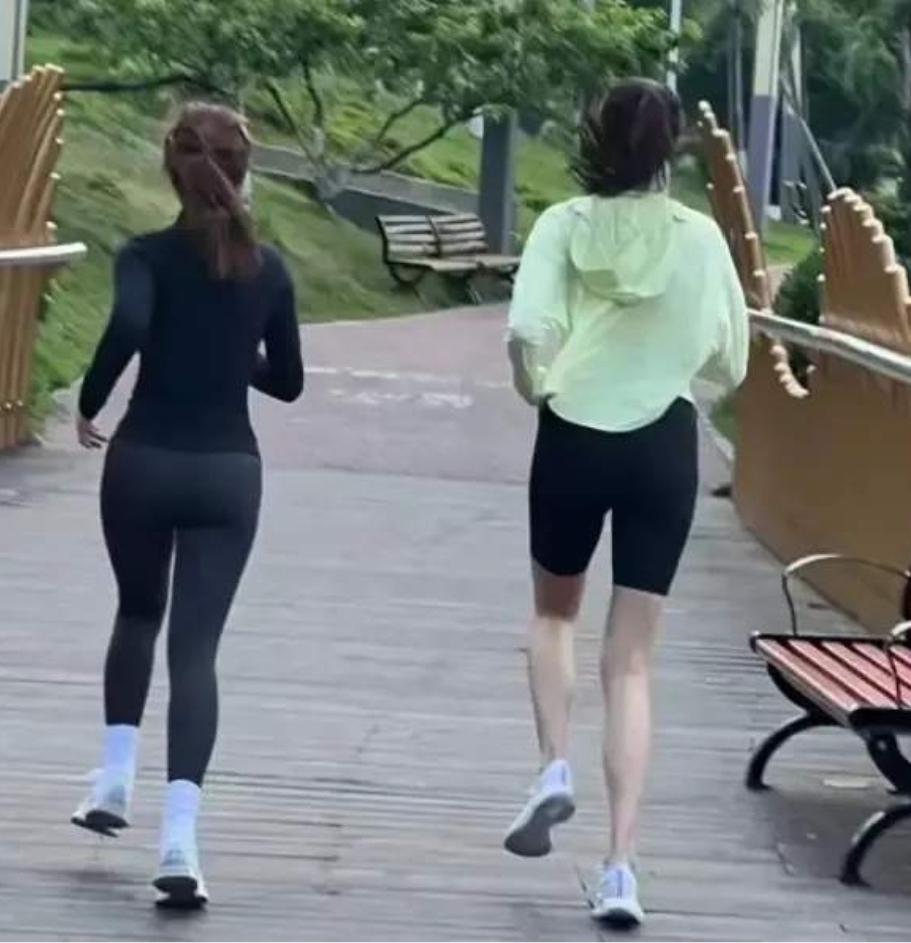 关晓彤这个腿太夸张了，比旁边的人长一大截，而且又很细，不过可能腿太长导致腰线不明