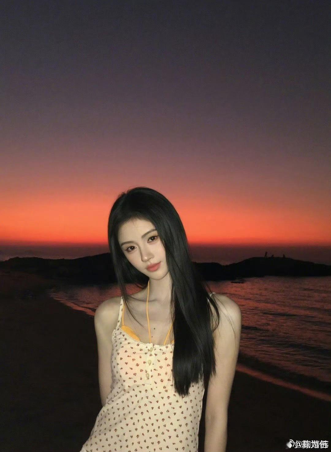 鞠婧祎掌管侧颜的神这侧颜杀谁懂啊！下颌线清晰得像刀刻一样，优越的鼻梁和天鹅颈，