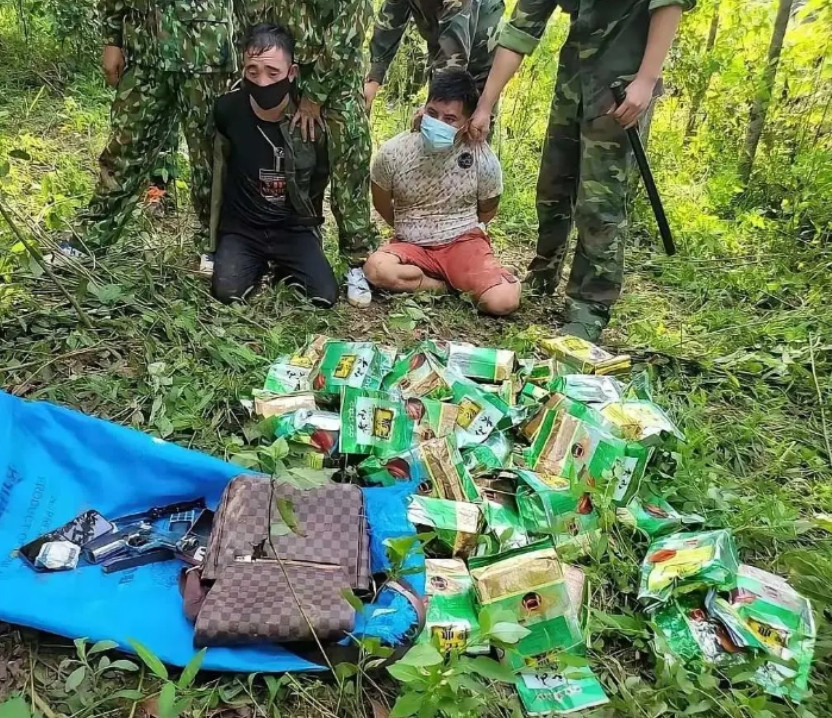 他们在树林里干什么？地上是啥啊