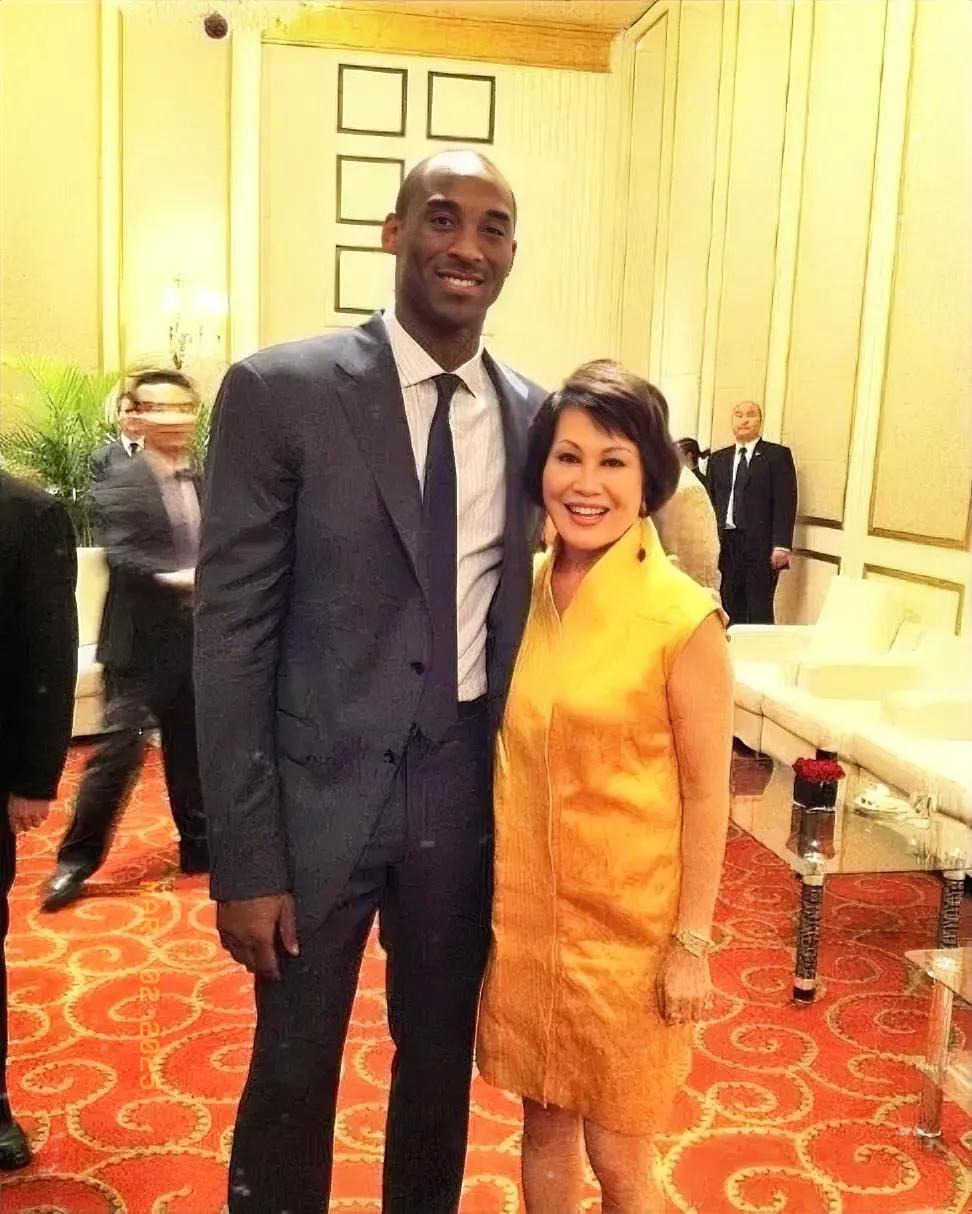 靳羽西女士与NBA球星科比的合影。