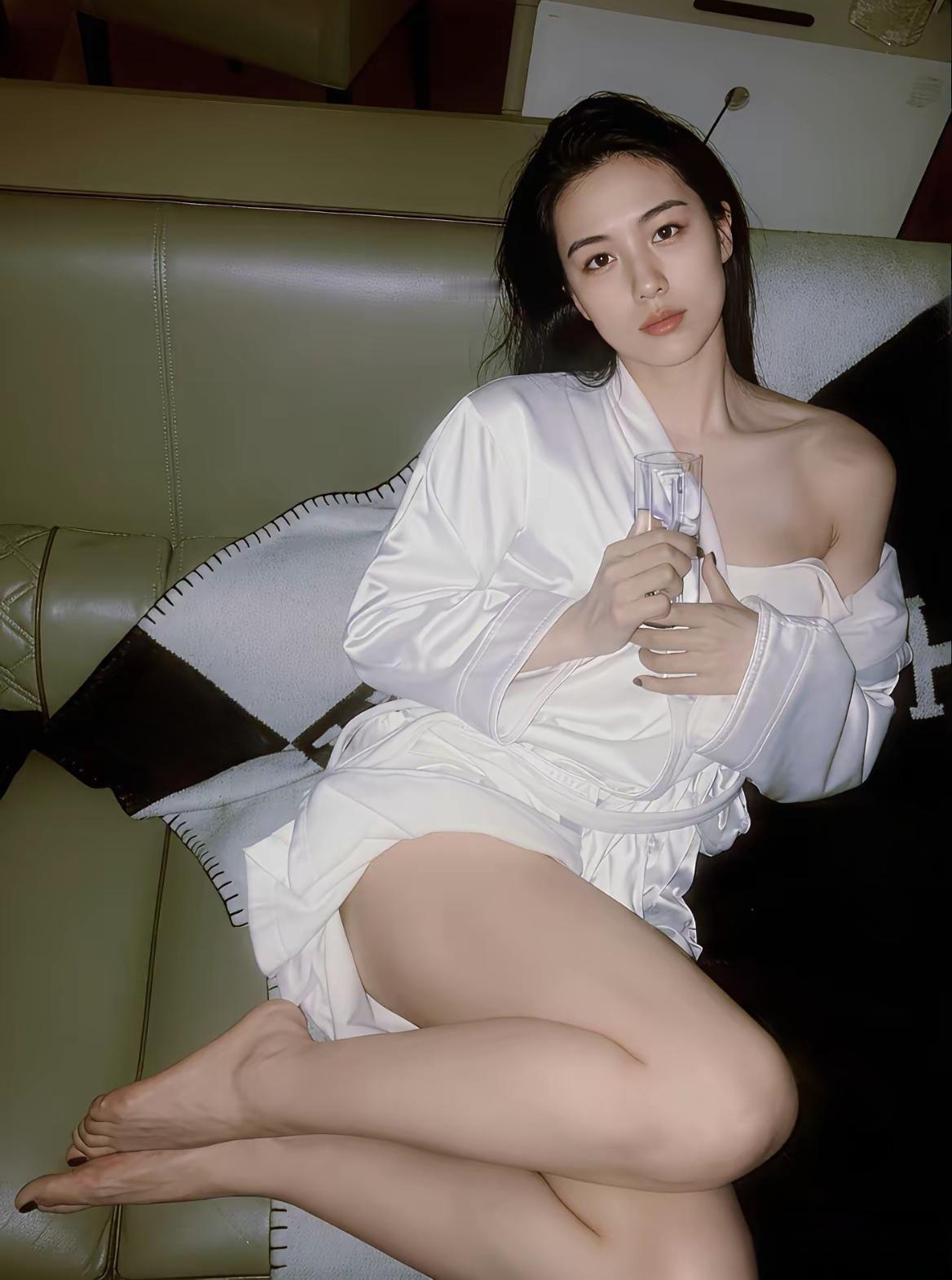 玉人何处坐，清酒伴芳华。