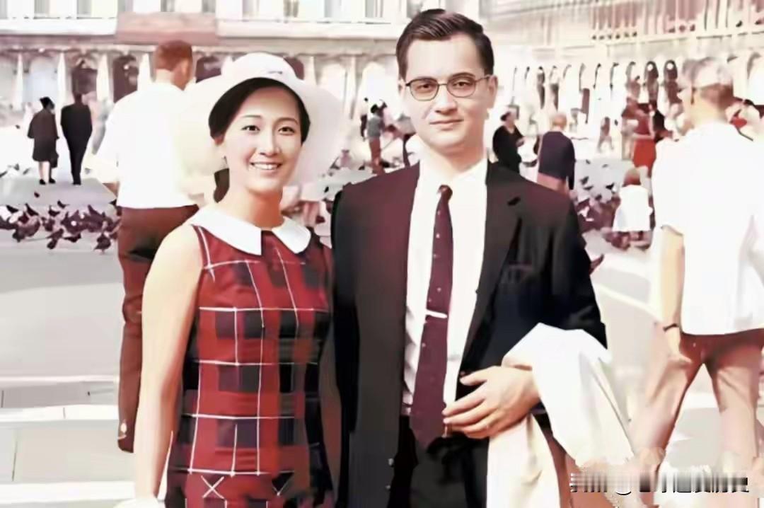 这是连战和连方瑀蜜月期间在海外留下的珍贵影像。画面中，广场上行人来来往往，成群