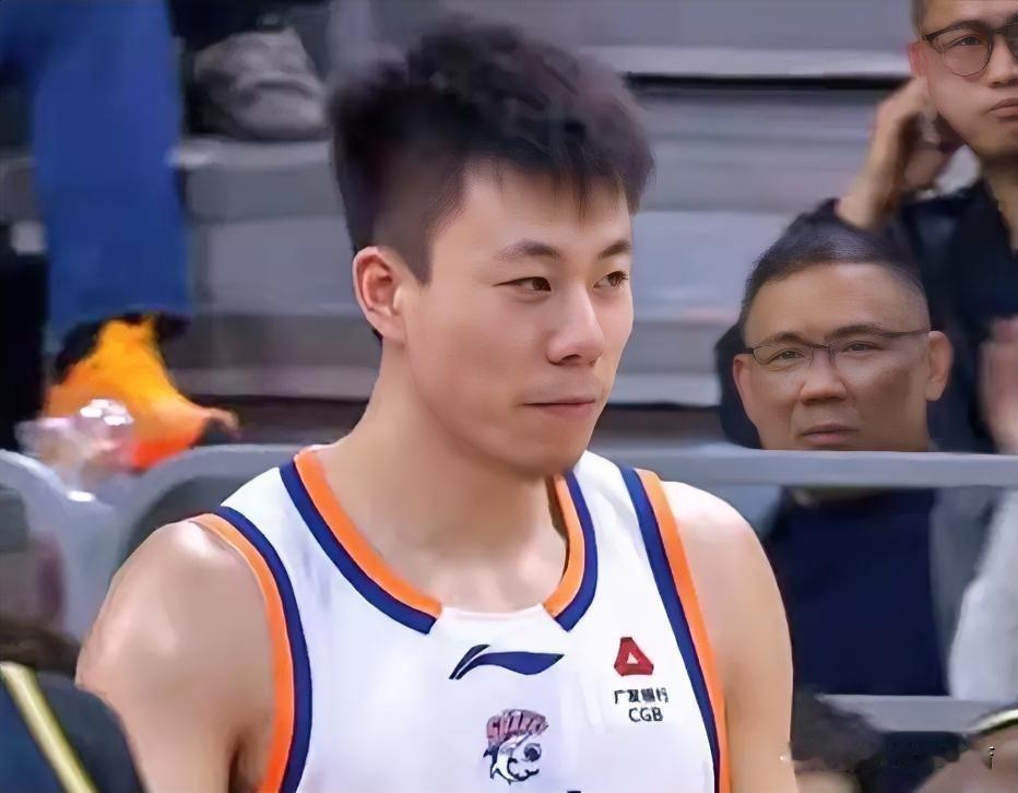 张镇麟离开辽篮后，有一个非常明显的变化，球迷朋友们看出来了吗？张镇麟自从离开辽