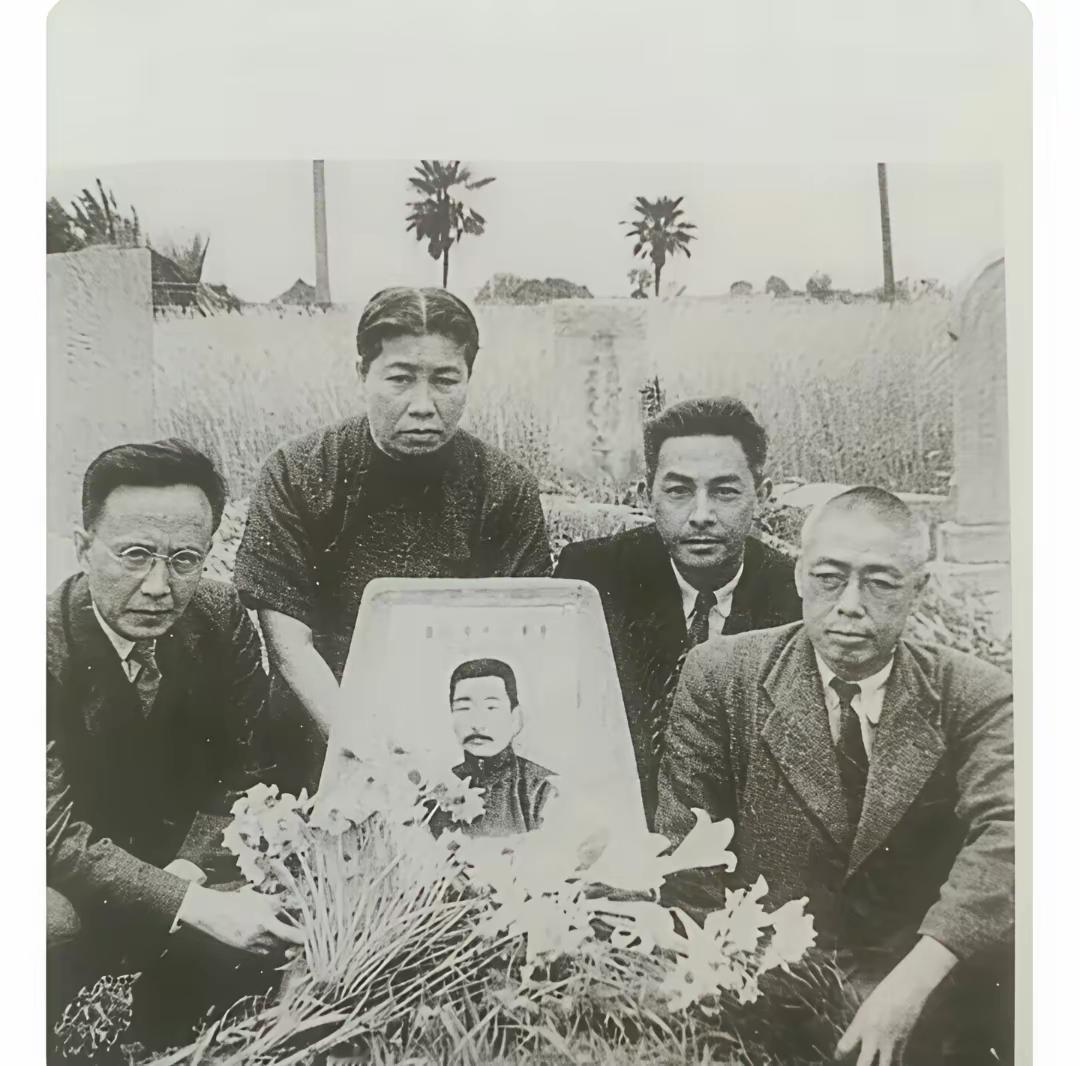 王铎：郭沫若（左）与田汉（右）一起纪念鲁迅鲁迅先生的伟大，可见一斑。