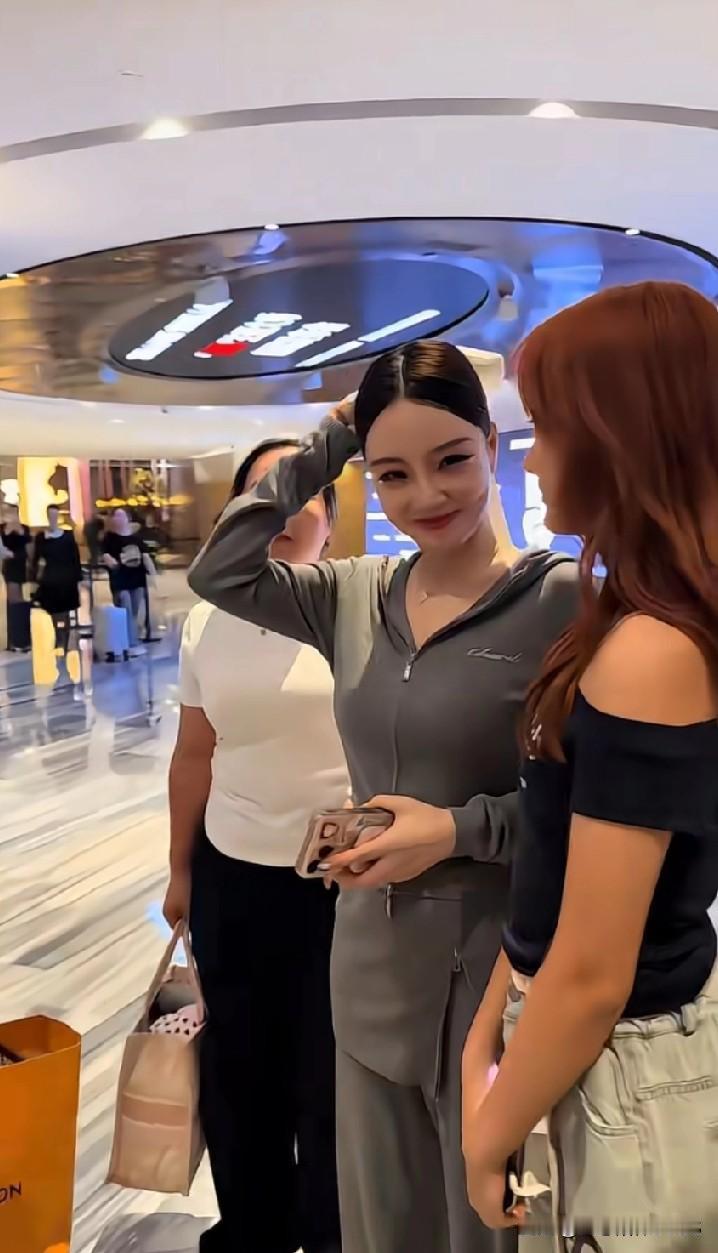 李小璐状态依旧很少女，冻龄感十足！甜馨真是暴风成长，身高都超过妈妈了，哪怕李小璐