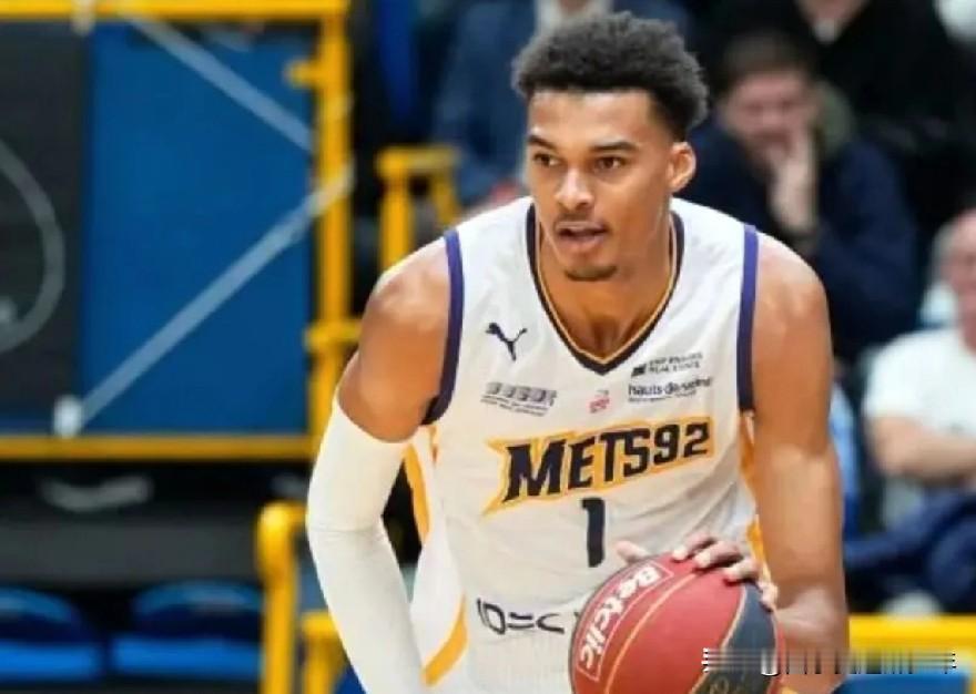 今年我特别喜欢马刺队，这是马刺队堪称银狐教练波波维奇设计，终于呈现出强悍的实力。