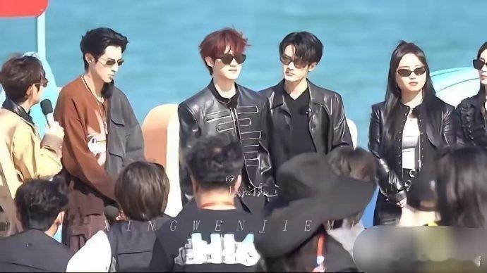 被檀健次的颜值硬控刷到《你好星期六》在海口团建的路透，每个人都穿着黑色的皮衣，非