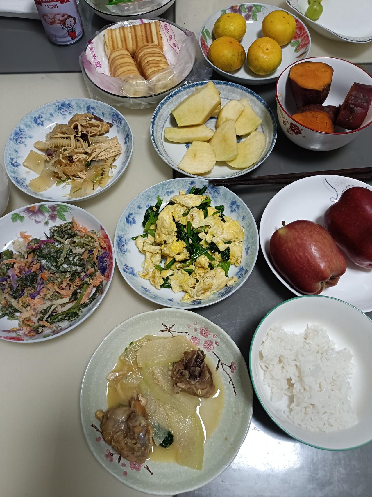 今天的午饭：米饭、荤菜、素菜和水果。