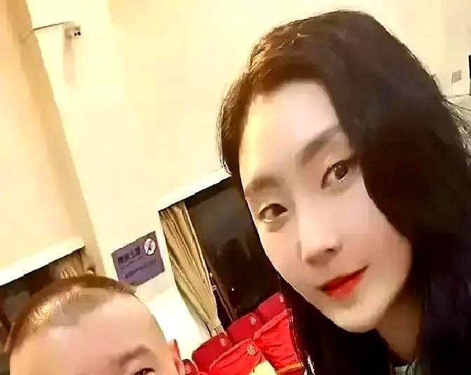 能让郭德纲笑成一朵花的，不是他儿子，是他干儿子陶阳的媳妇。七年。藏得够深。