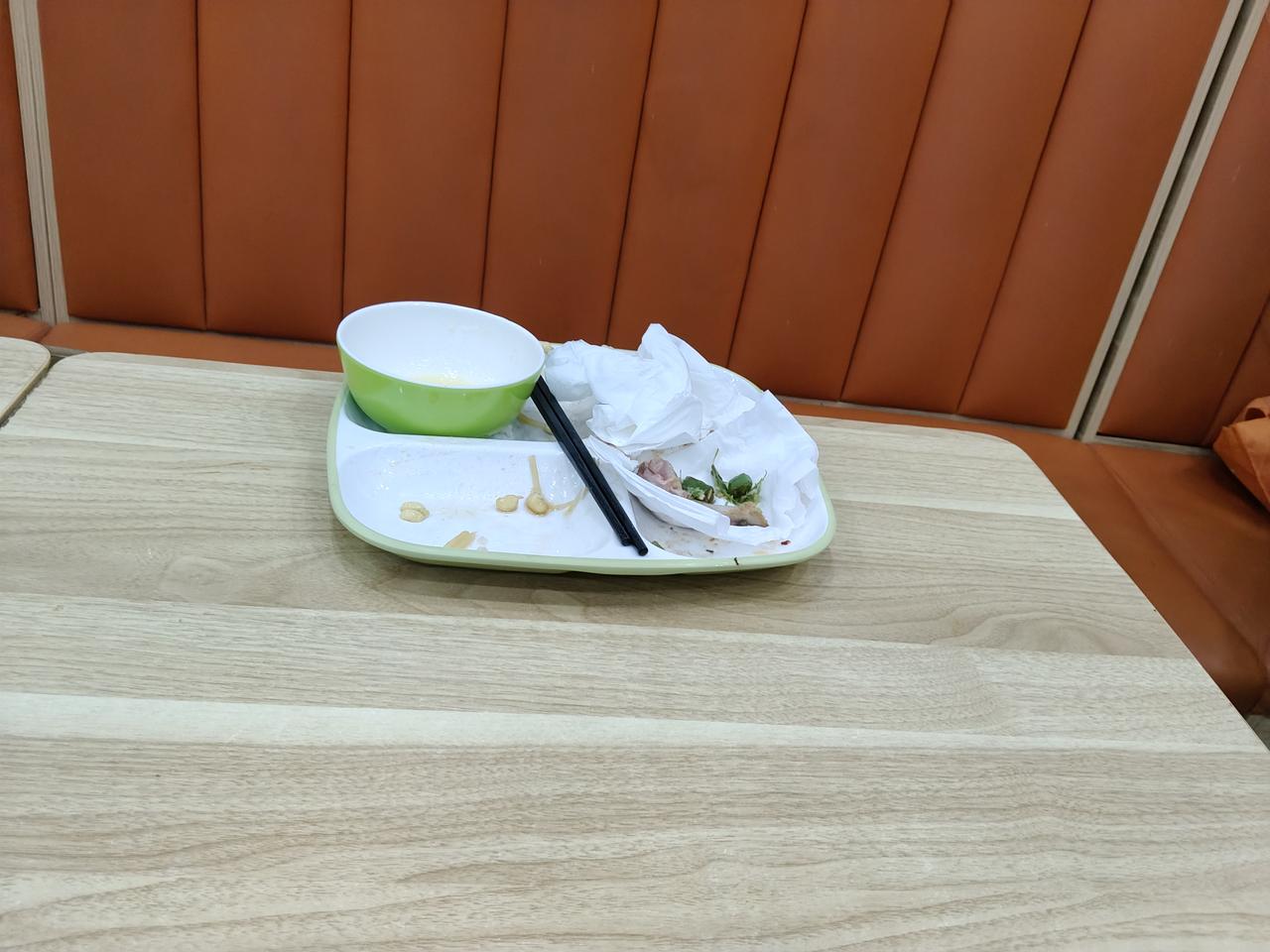 今天又去老地方华苑吃自助了，对面坐的哥们挺文雅，吃的挺干净，盘子里最后几乎没啥剩