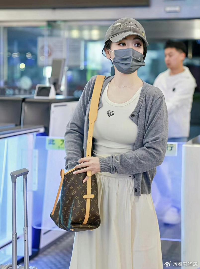 陈紫函现身机场，整套穿搭简约又亮眼，时尚感十足