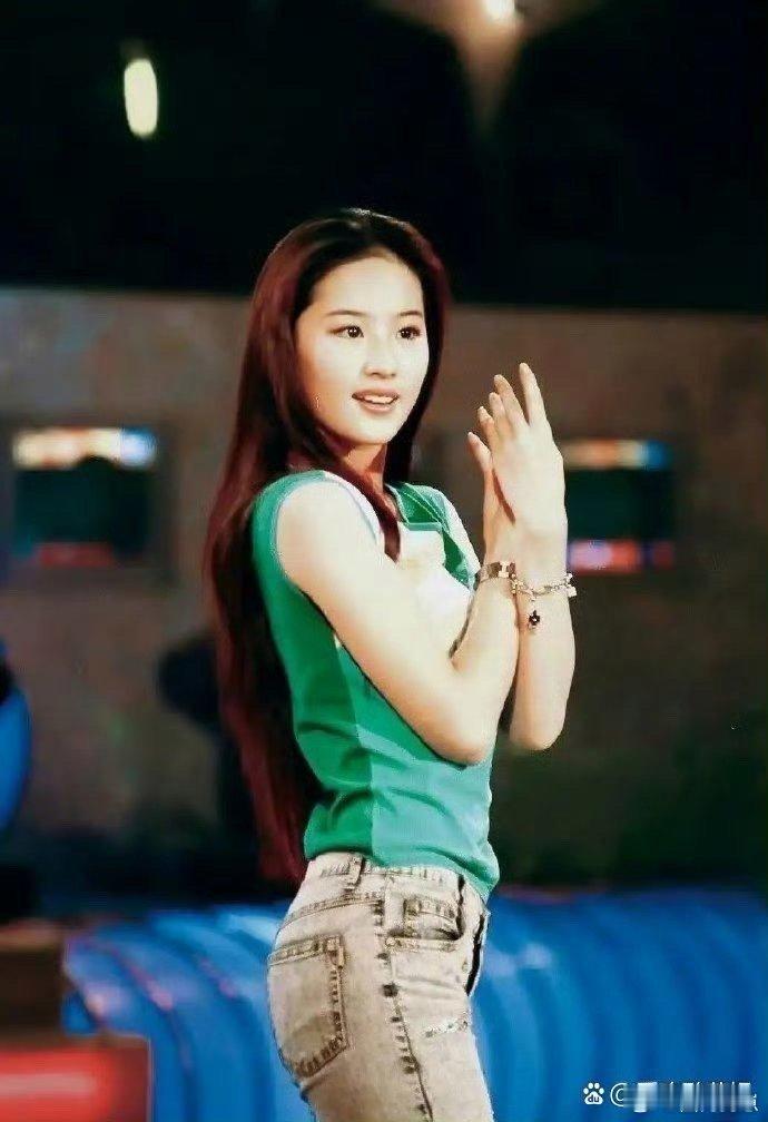 刘亦菲当年登《快乐大本营》的造型太绝了！这件衣服自带气场，也就她能完美驾驭，轻松