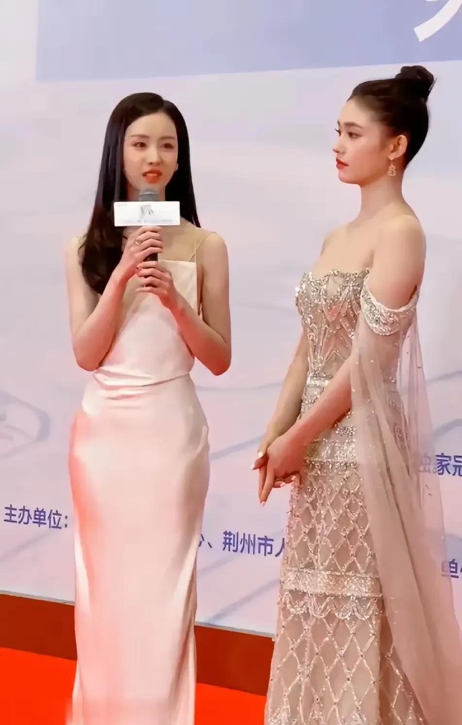 陈都灵和林允同台，一个瘦成纸片人，一个凹凸有致，不干瘦的林允看起来气色更好