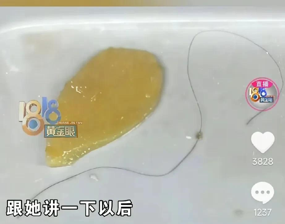 女子和老公带孩子去吃火锅，发现汤里有长头发。服务员要给换汤底，再给免单。女子看火