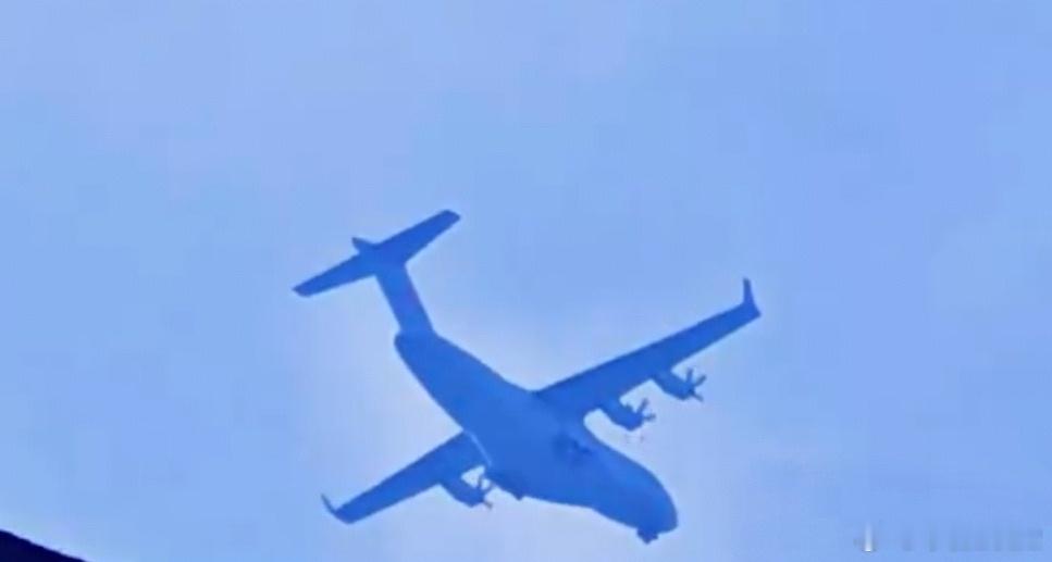 新型运输机传闻终成现实，不过，网络上曾经有双发涡扇和四发涡桨之争。就网络视频看：