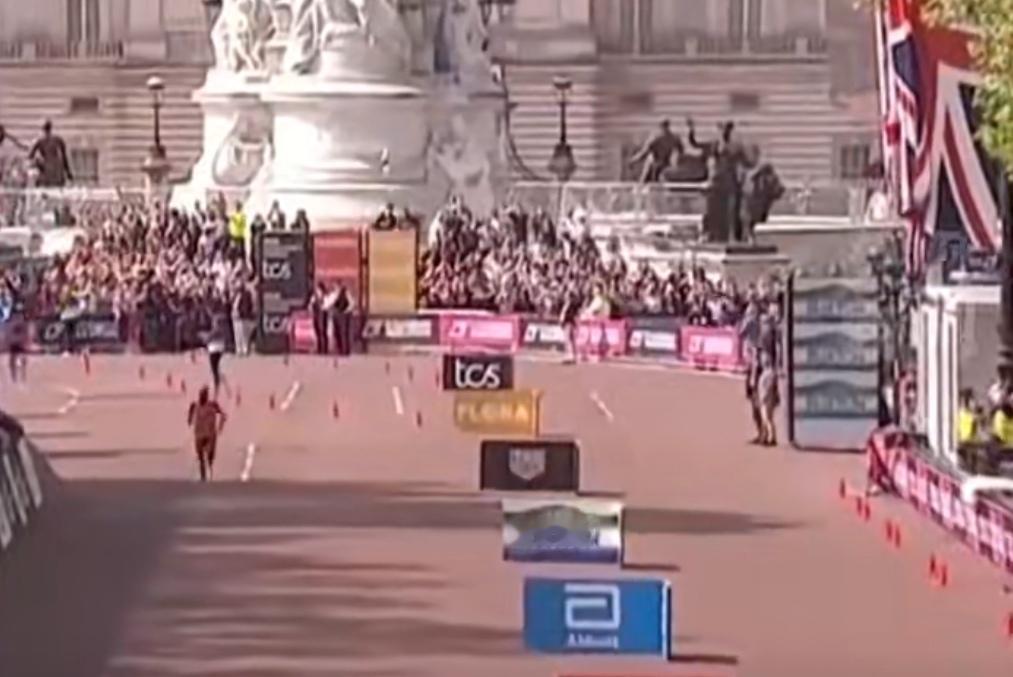 马拉松历史被改写！萨维打破世界纪录4月26日，伦敦马拉松男子精英组比赛落下