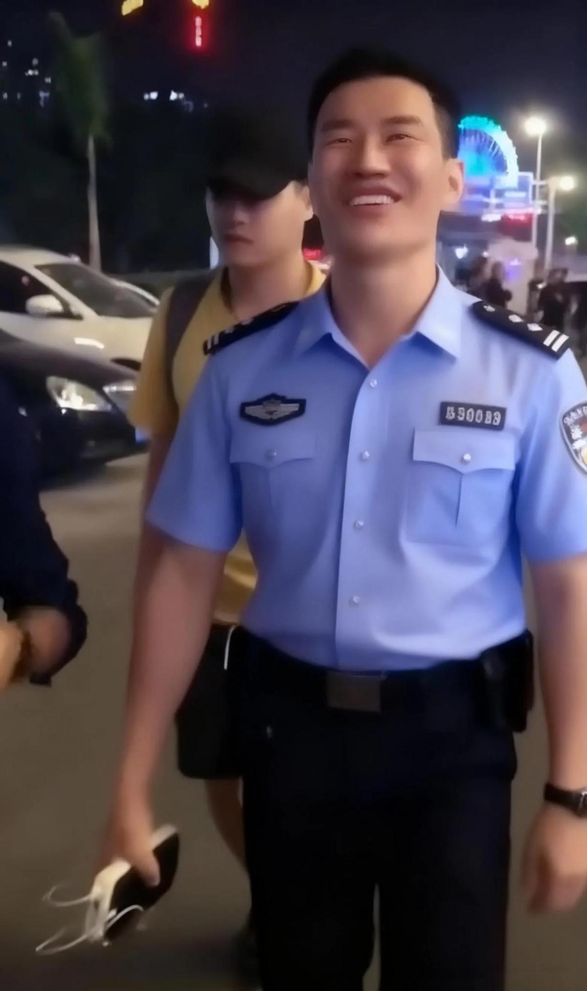 穿警服播脏话，真当平台看不见？抖音刚发公告，他立马开播，当众喊“我又起来了”，