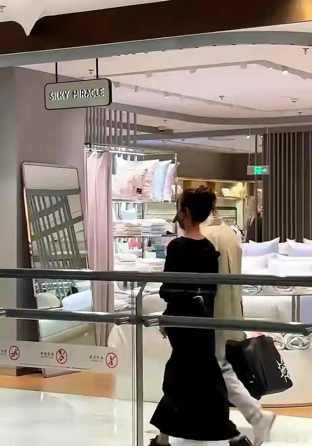 宋丹丹给姜妍介绍的老公真好，姜妍逛街被偶遇，老公全程拎包陪同，恩爱夫妻羡煞旁人！