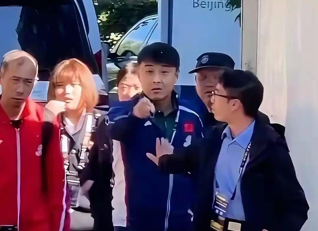 这根本不是普通球迷闹事，而是WTT大满贯赛场外一场有组织的滋事。一伙人统一着装、