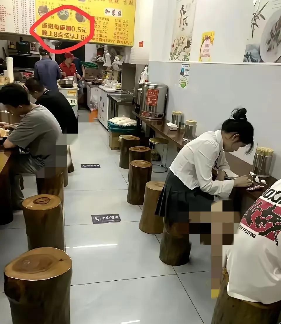 换个标语可能更好，晚上10元一碗，白天优惠0.5元，大家居觉得呢？