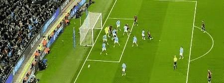 曼城不玩花活，就玩快。抢断一抬头，球已经到前场了。哈兰德跑起来，对手腿都软了