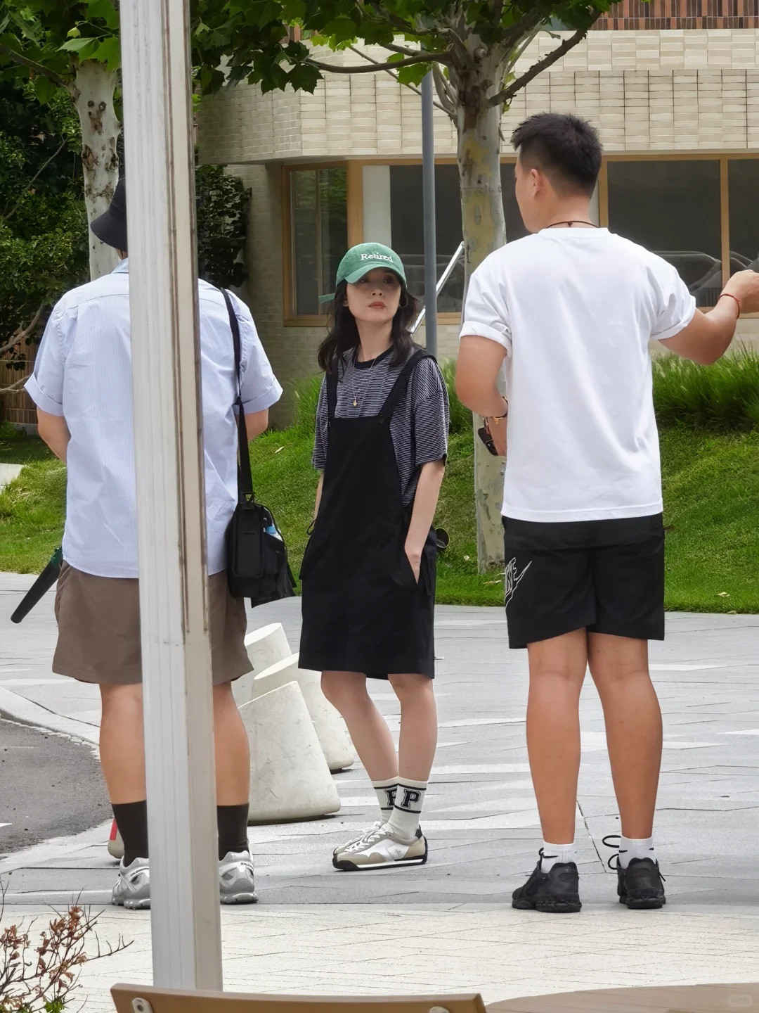 路人偶遇董洁，这次的穿搭好有少年感！休闲风本身就是比较减龄的，董洁挑选了一件宽松的T恤配背带裙，再搭