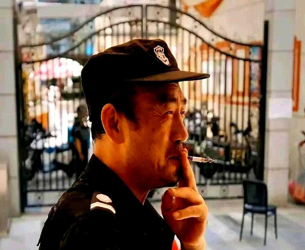 领导最怕你“无所谓”昨天隔壁组的小王被塞了第七次周末加班，他低头搓手说“房贷