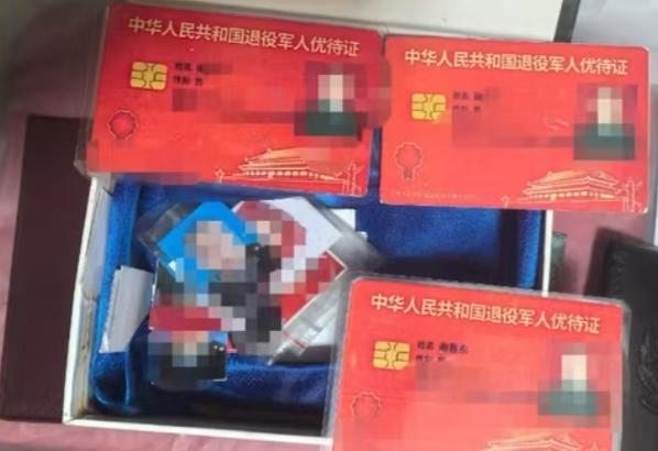 对伪造，盗用退役军人优待证违法者，必须重罚。退役军人也应担当维护法规志愿者。近