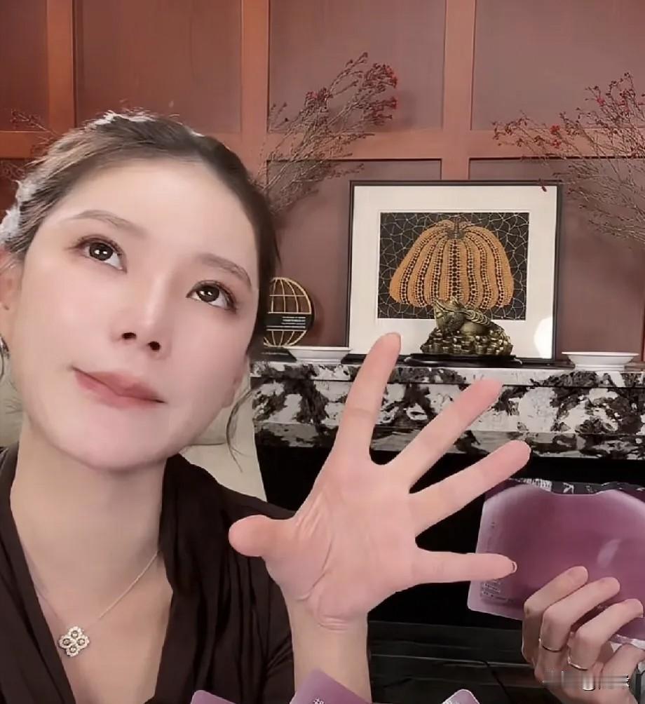 直播间有网友捣乱:你都是装了的！马筱梅回复:你说得对，我一装就能装一年，那演技