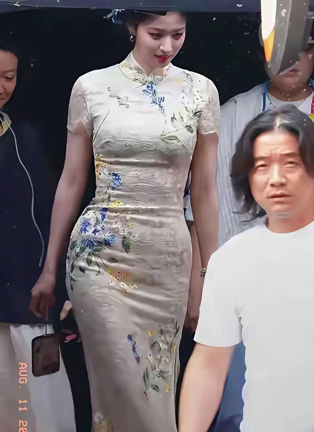 线条饱满的女生才是天选旗袍人，看王楚然就知道了。