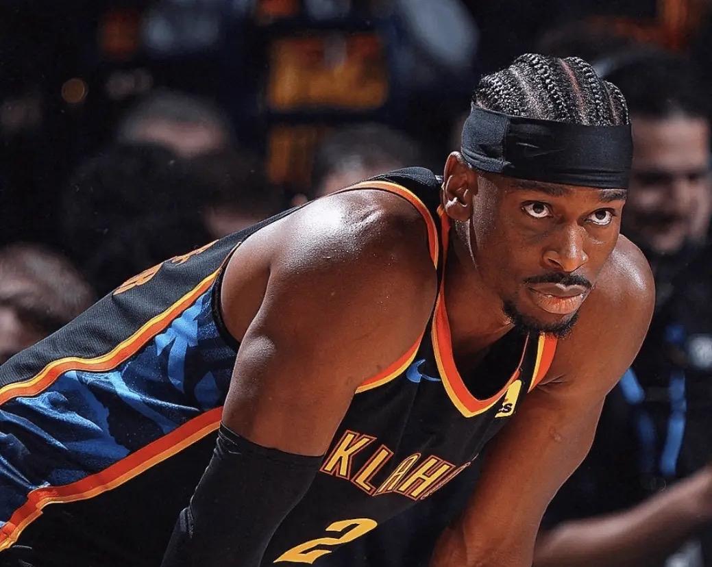 NBA造神的一个赛季，亚历山大有可能在本赛季成为历史四神之一！历史上目前仅有三