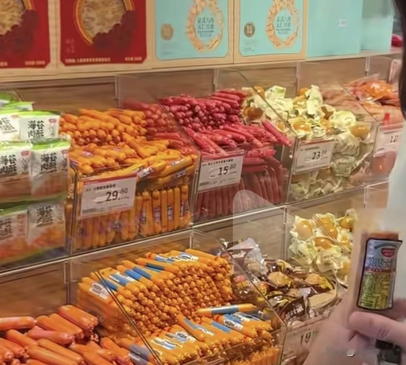 俄罗斯美女又说大实话了，她说：来中国我就发现了，很奇怪，很多香肠都是随便这么放着
